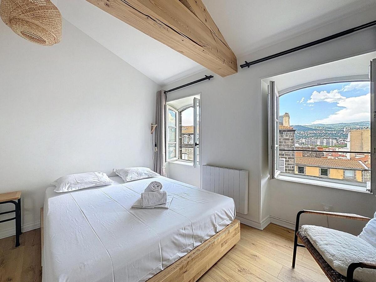 Vue Cathedrale Lumineux & Equipe En Plein Centre *